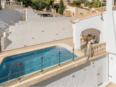 Piscina y terraza