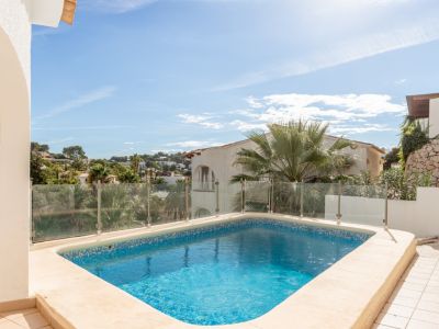 Piscina y terraza