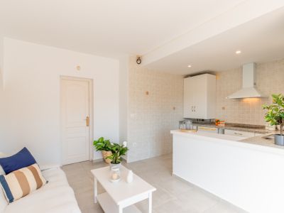 Salón con cocina abierta