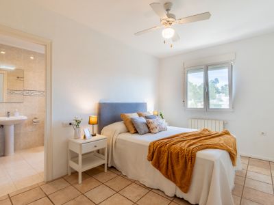 Dormitorio con baño en suite