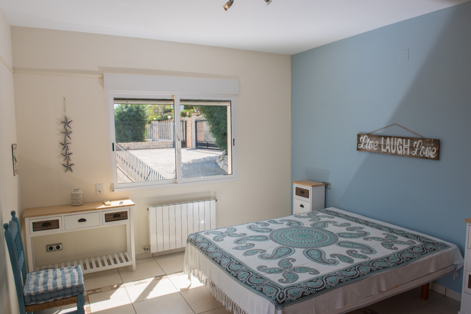 Dormitorio con ventana Dormitorio con ventana