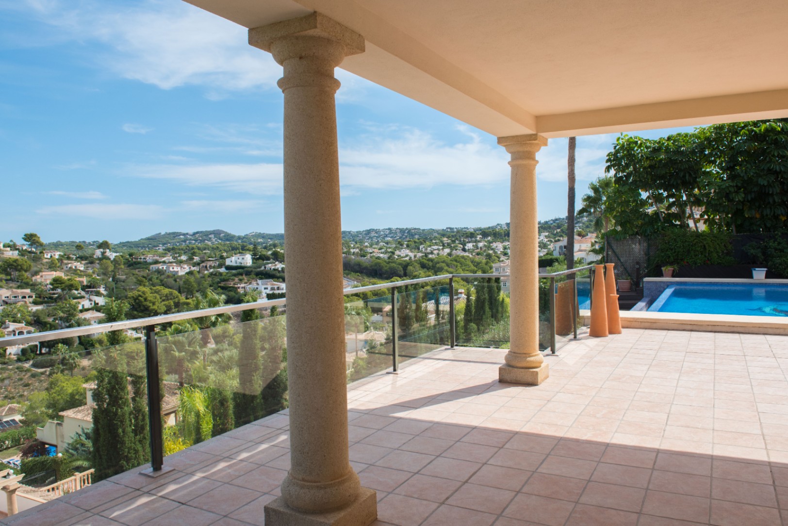 Terraza cubierta con vistas y piscina Terraza cubierta con vistas y piscina