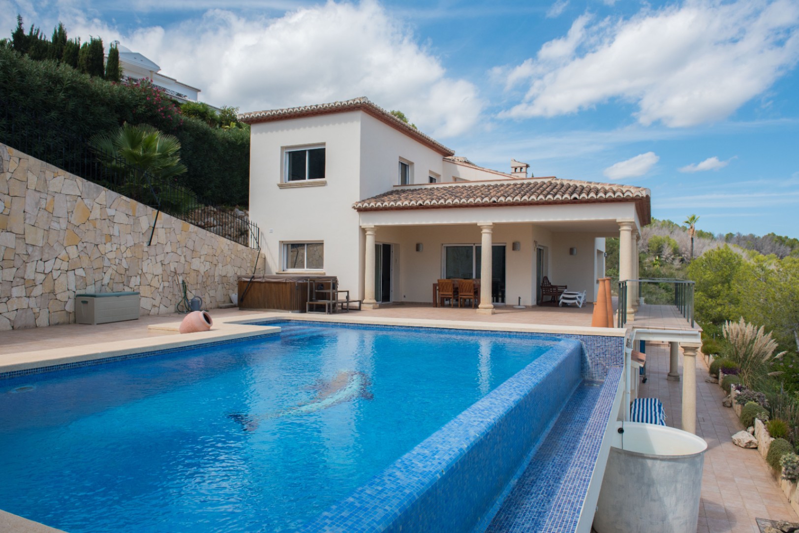 Piscina infinita y terraza exterior Piscina infinita y terraza exterior
