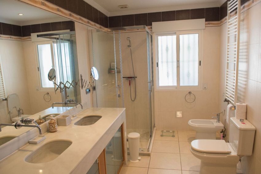 Baño con doble lavabo de mármol claro, senos integrados, cabina de ducha de cristal y ventana para luz natural. Dispone de toallero calefactado. Baño con doble lavabo de mármol claro, senos integrados, cabina de ducha de cristal y ventana para luz natural. Dispone de toallero calefactado.