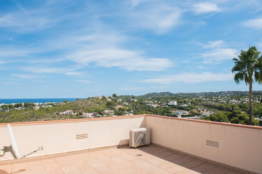 Terraza con baldosas de terracota y vistas panorámicas al mar Mediterráneo y colinas residenciales. Se aprecian una antena parabólica y una unidad exterior de aire acondicionado. Terraza con baldosas de terracota y vistas panorámicas al mar Mediterráneo y colinas residenciales. Se aprecian una antena parabólica y una unidad exterior de aire acondicionado.