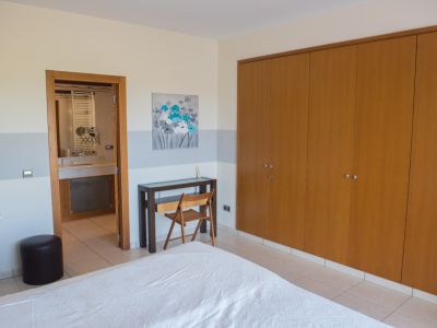 Dormitorio con baño en suite