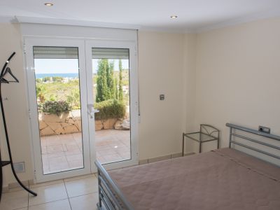 Dormitorio con acceso a la terraza
