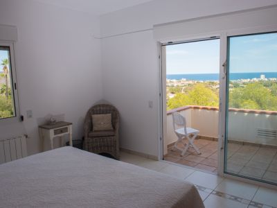 Dormitorio con vistas al mar