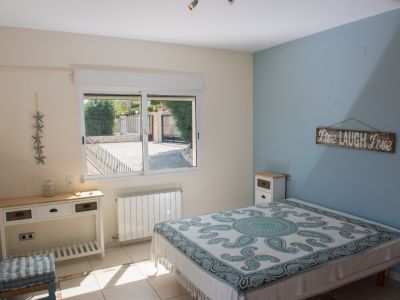 Dormitorio con ventana