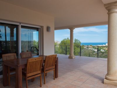 Terraza cubierta con vistas al mar