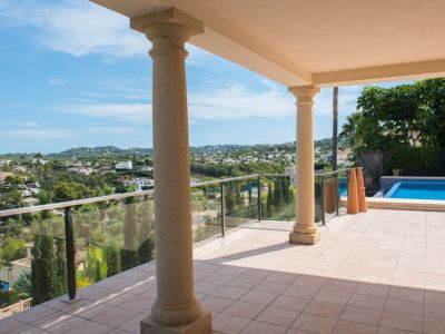 Terraza cubierta con vistas y piscina