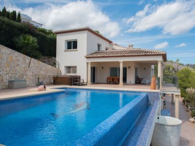 Piscina infinita y terraza exterior