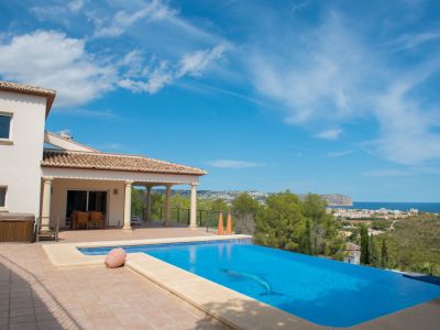 Piscina infinita con vistas al mar