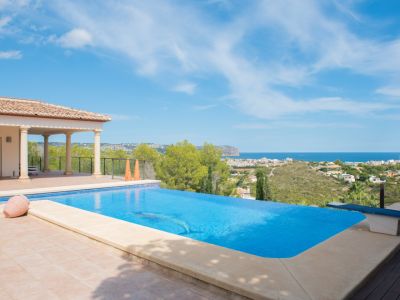 Piscina infinita con vistas al mar