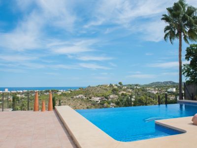 Piscina infinita con vistas al mar