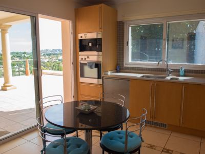 Cocina con acceso a la terraza