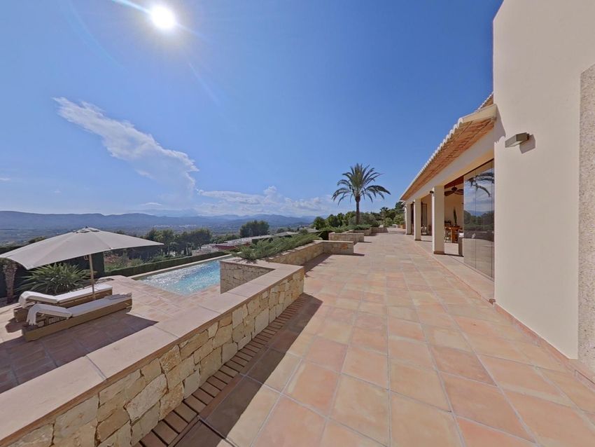 Terraza y piscina con vistas