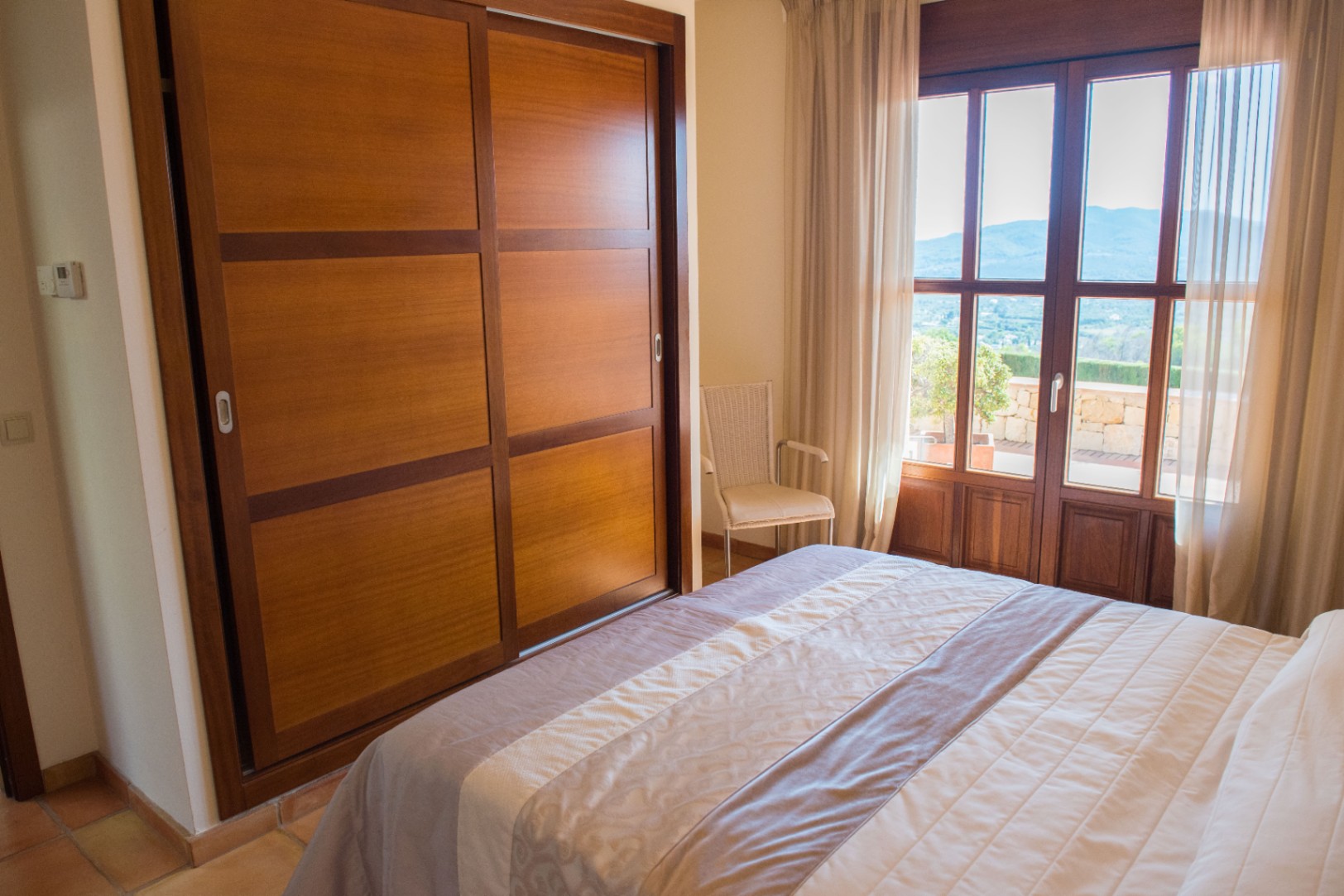 Dormitorio con acceso a terraza