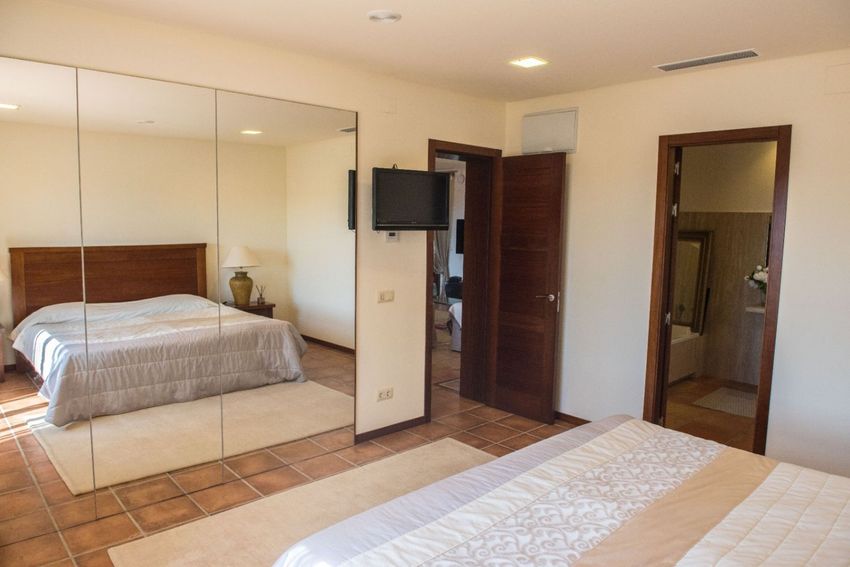 Dormitorio con baño en suite