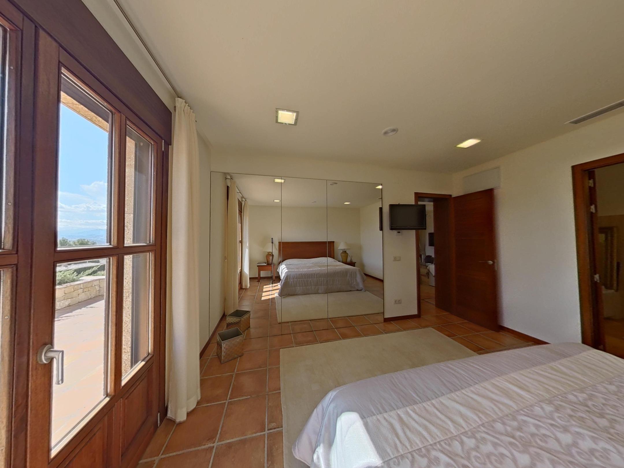 Dormitorio con acceso a terraza