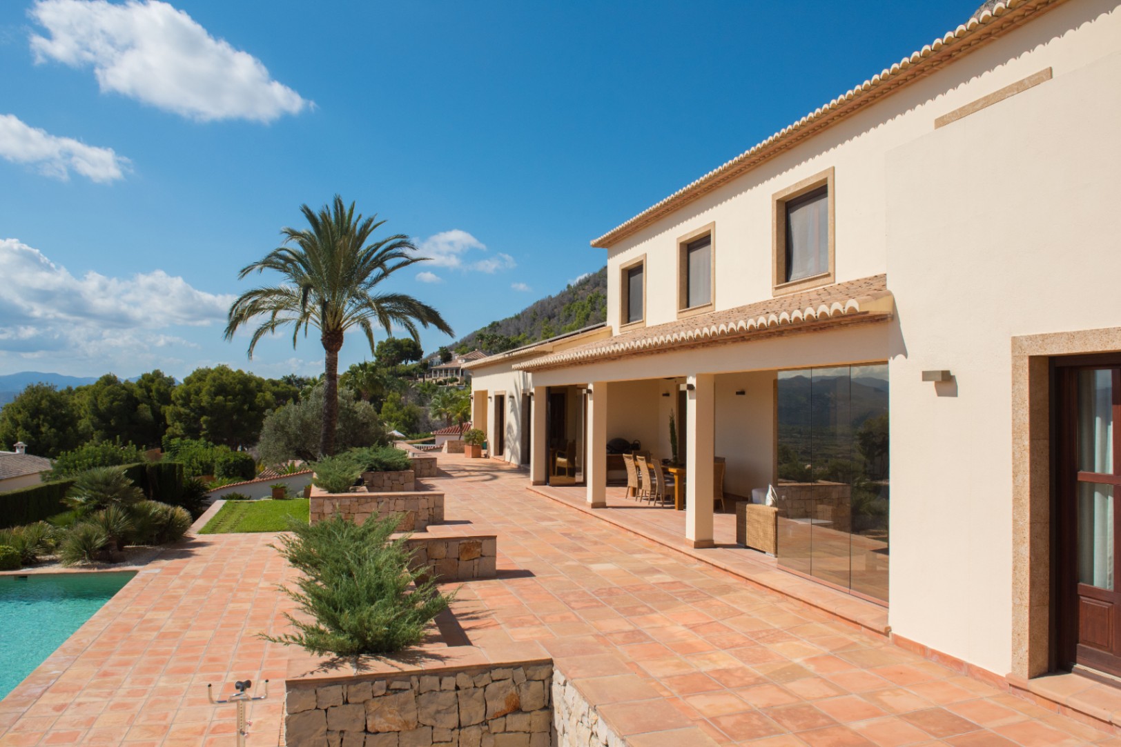 Terraza y porche cubierto