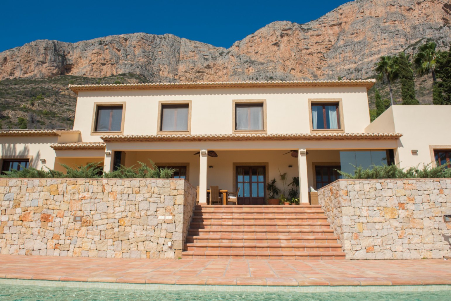 Fachada exterior con vistas a la montaña