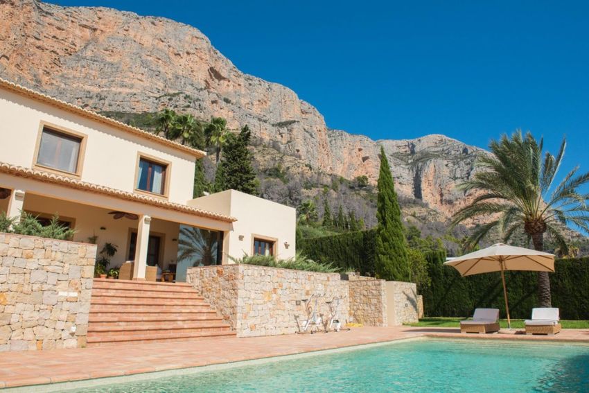 Piscina y terraza con vistas a la montaña