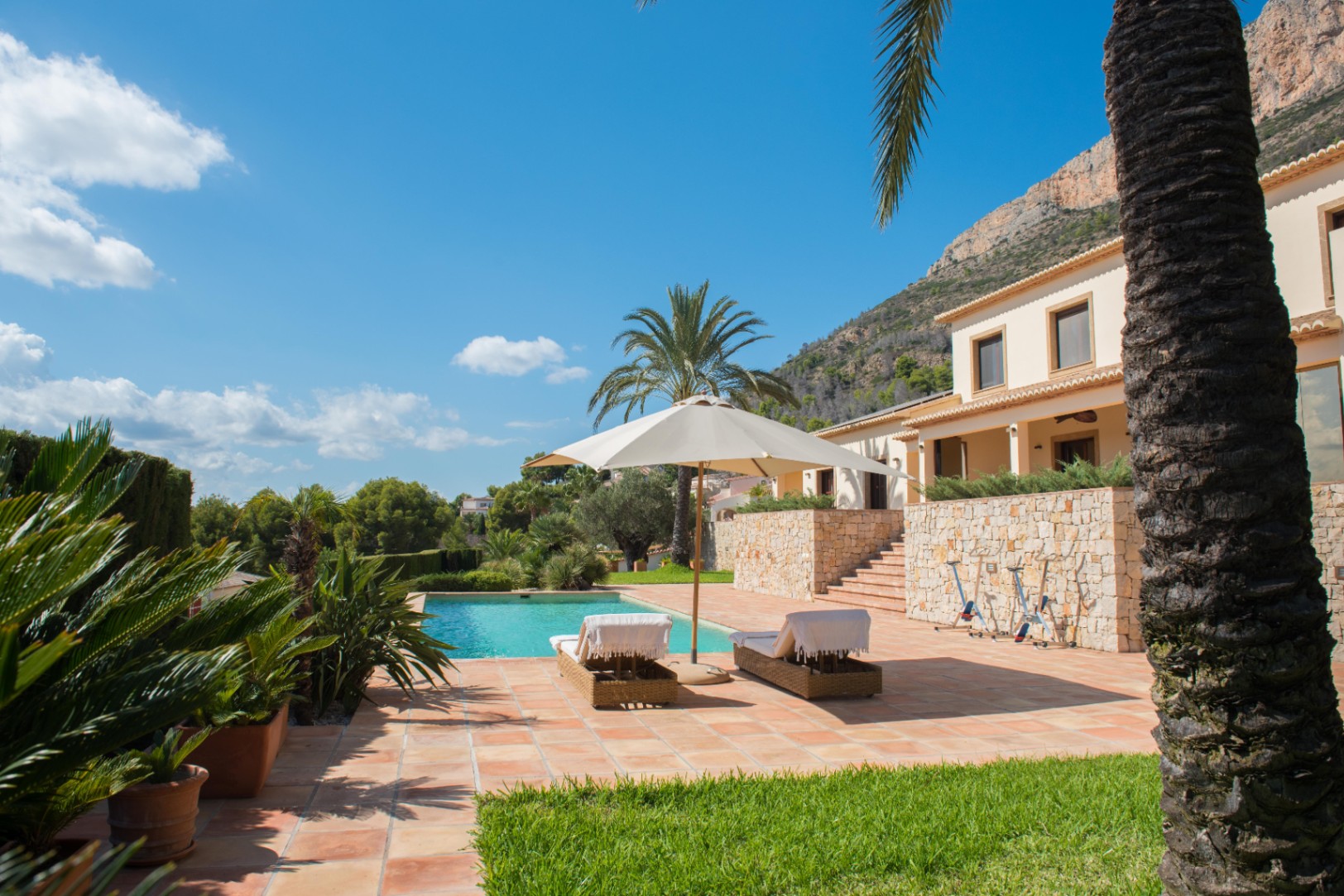 Piscina y terraza exterior