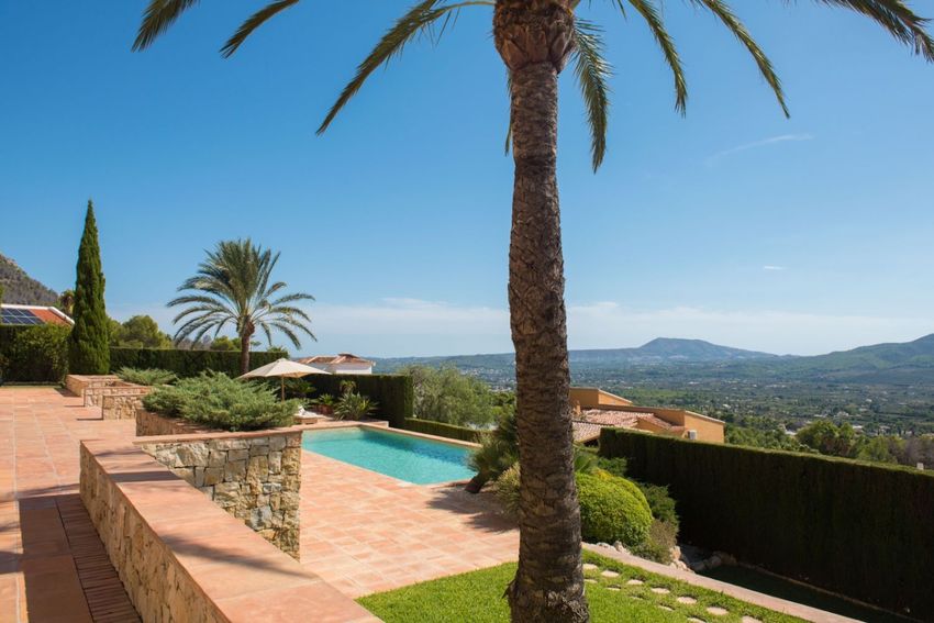 Piscina y terraza con vistas
