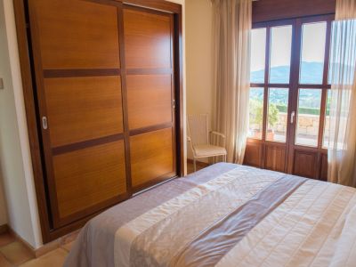 Dormitorio con acceso a terraza