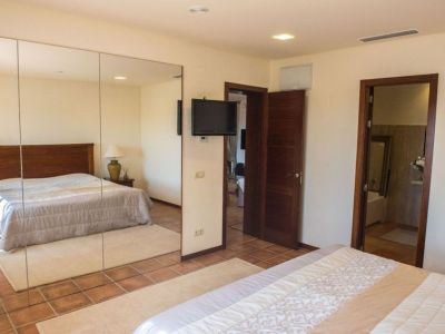 Dormitorio con baño en suite