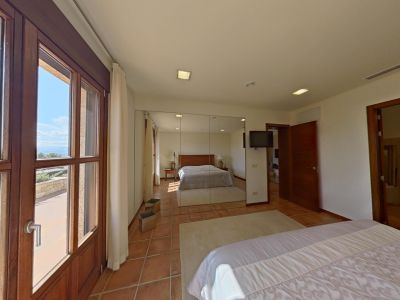 Dormitorio con acceso a terraza