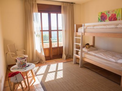 Dormitorio con terraza
