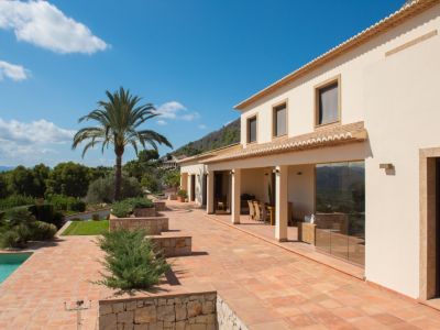 Terraza y porche cubierto