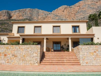 Fachada exterior con vistas a la montaña