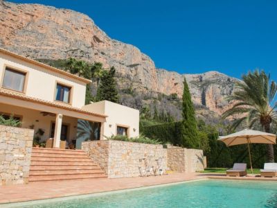 Piscina y terraza con vistas a la montaña