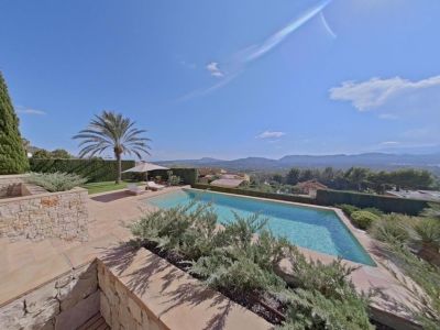 Piscina con vistas al valle