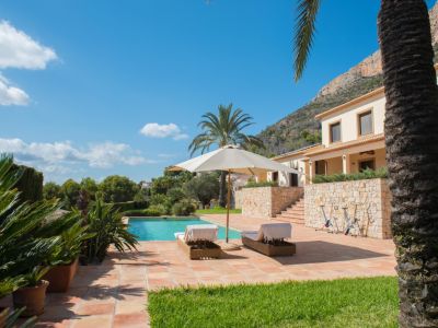 Piscina y terraza exterior