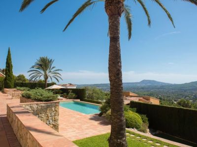 Piscina y terraza con vistas
