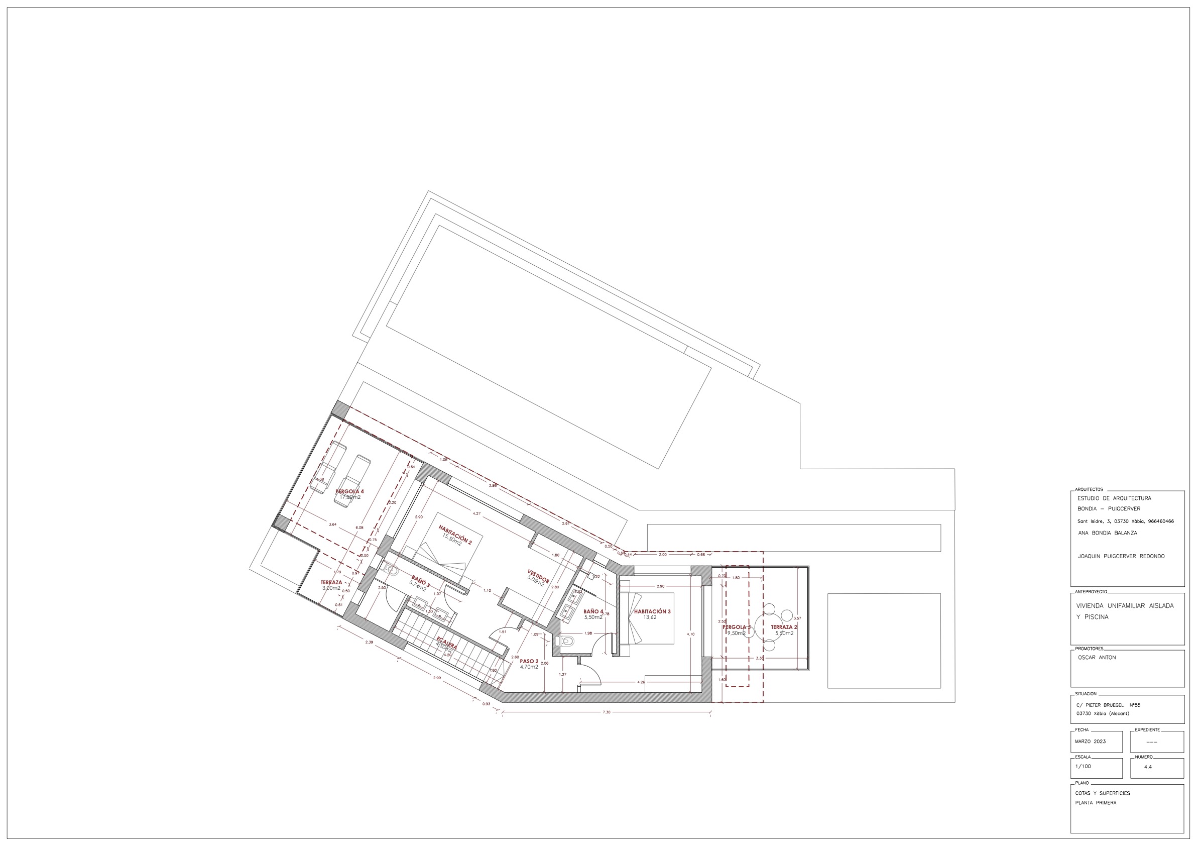 Plano técnico de la planta primera que detalla dos dormitorios con baños en suite, un vestidor independiente y amplias terrazas exteriores con pérgola.