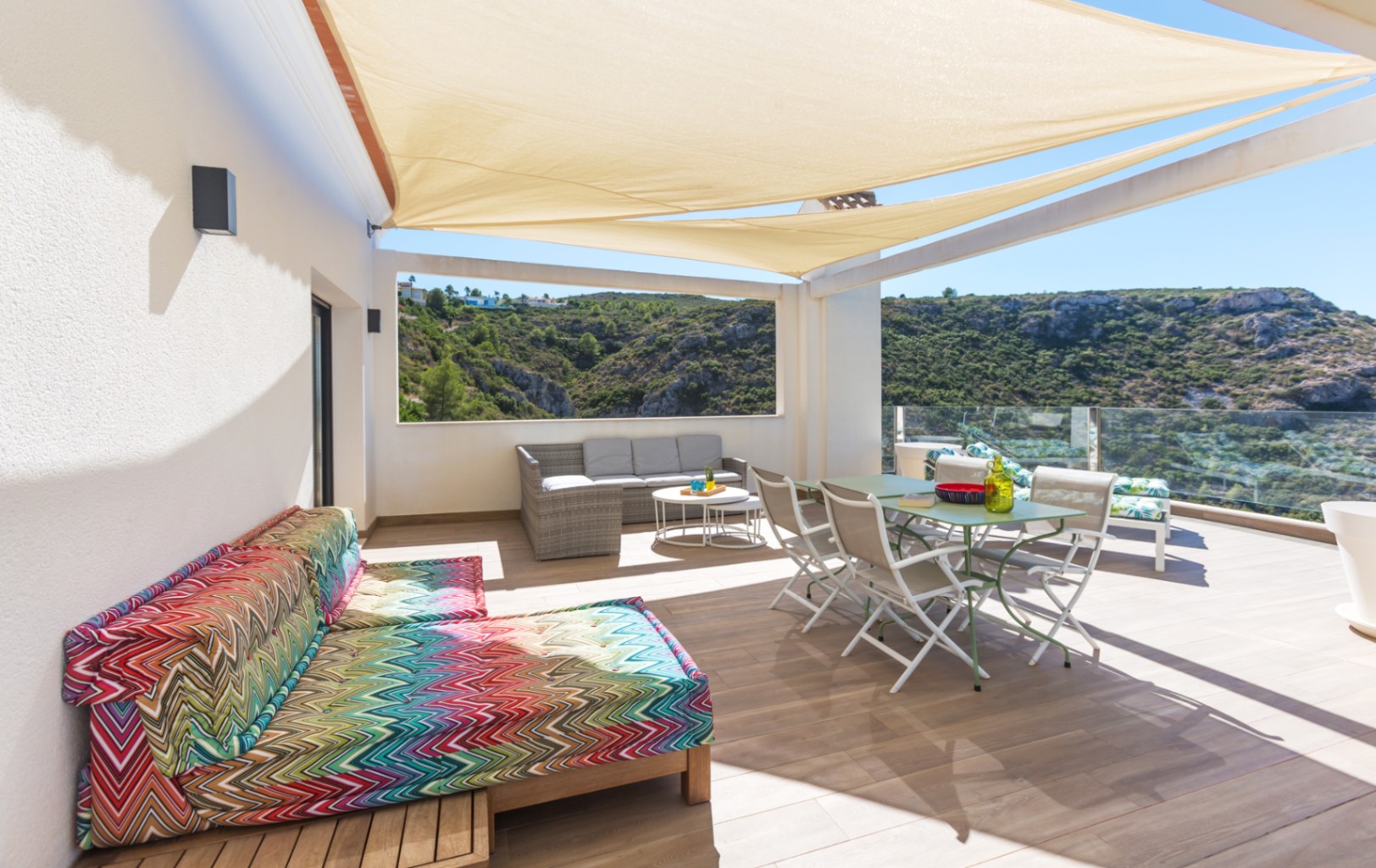 Amplia terraza con toldos vela beige
