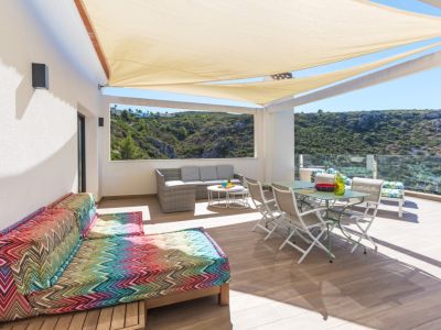 Amplia terraza con toldos vela beige