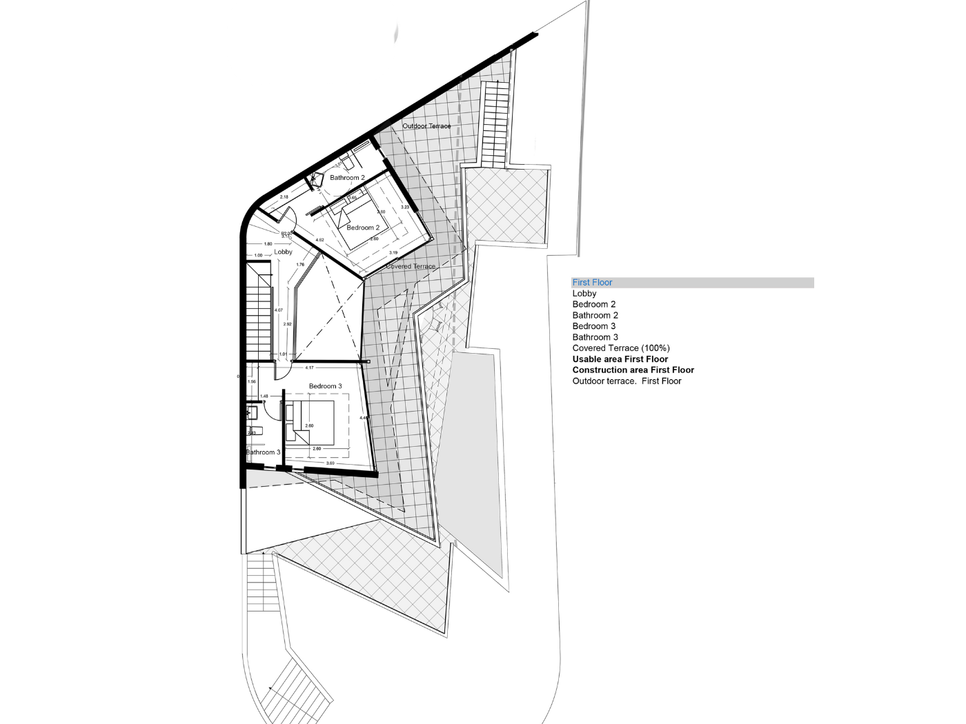Plano arquitectónico detallado de la primera planta con dos dormitorios en suite, vestíbulo y amplias terrazas cubiertas y exteriores de geometría angular.