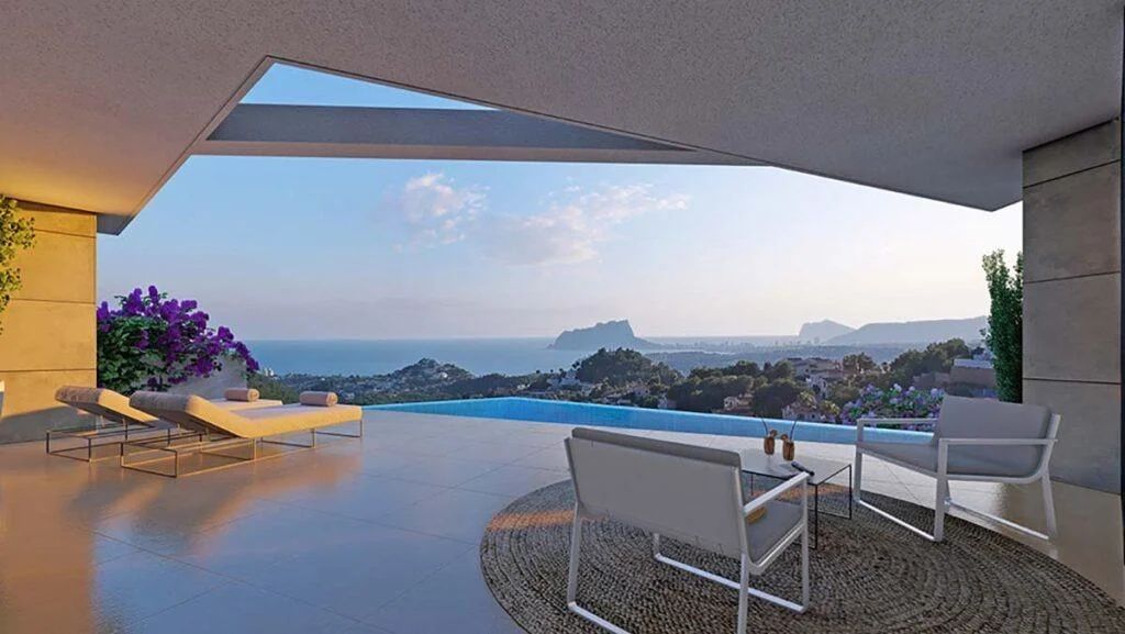 Terraza cubierta con piscina infinita, mobiliario de diseño y vistas panorámicas al mar Mediterráneo y al Peñón de Ifach en Calpe.