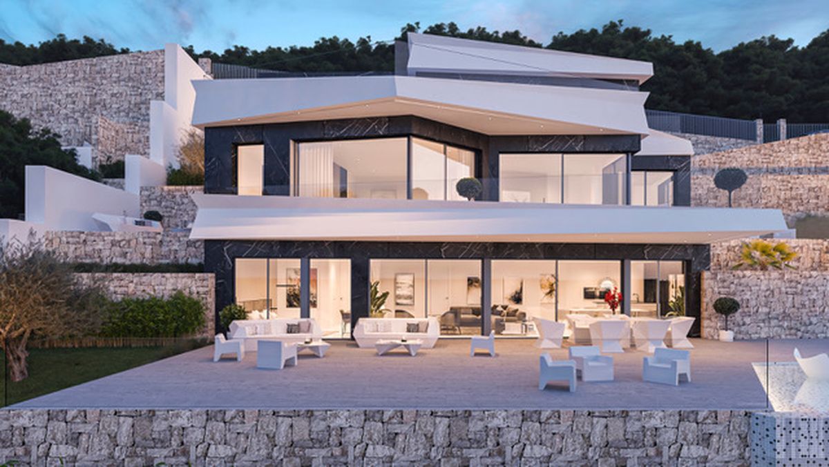 Villa moderna de varios niveles con revestimiento de mármol oscuro, voladizos blancos y amplios ventanales frente a una terraza con mobiliario de diseño contemporáneo.