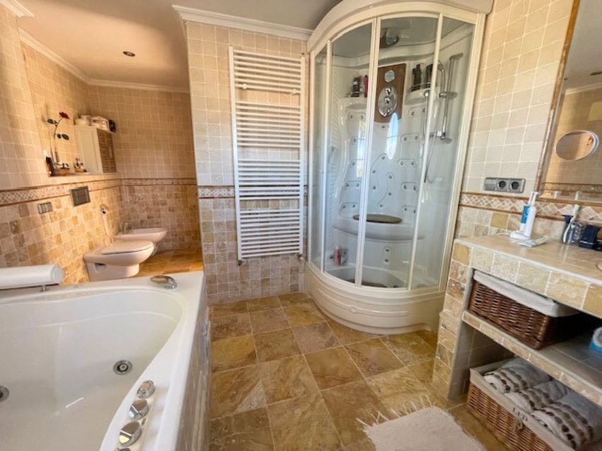 Amplio baño con bañera de hidromasaje y cabina de ducha esquinera multijet. Los revestimientos de gres en tonos tierra y el toallero calefactable aportan funcionalidad. Amplio baño con bañera de hidromasaje y cabina de ducha esquinera multijet. Los revestimientos de gres en tonos tierra y el toallero calefactable aportan funcionalidad.
