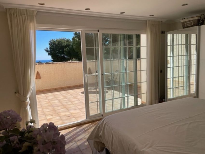 Dormitorio luminoso con acceso directo a una terraza privada. Disfrute de vistas despejadas al mar Mediterráneo desde su espacio exterior con suelo de baldosas de terracota. Dormitorio luminoso con acceso directo a una terraza privada. Disfrute de vistas despejadas al mar Mediterráneo desde su espacio exterior con suelo de baldosas de terracota.