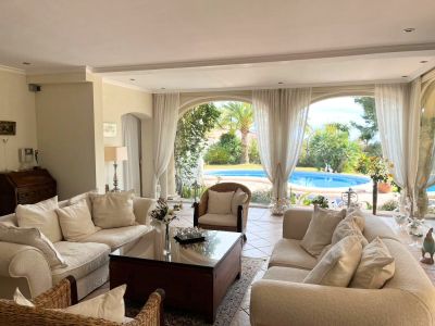 Villa mediterránea en L'Alfàs del Pi con piscina y vistas al mar