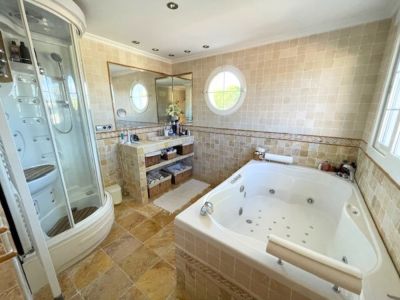 Villa mediterránea en L'Alfàs del Pi con piscina y vistas al mar