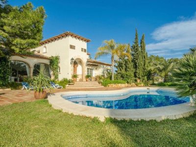Villa mediterránea en L'Alfàs del Pi con piscina y vistas al mar